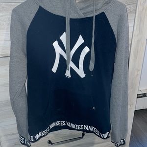 Womens New York Yankees sweatshirt